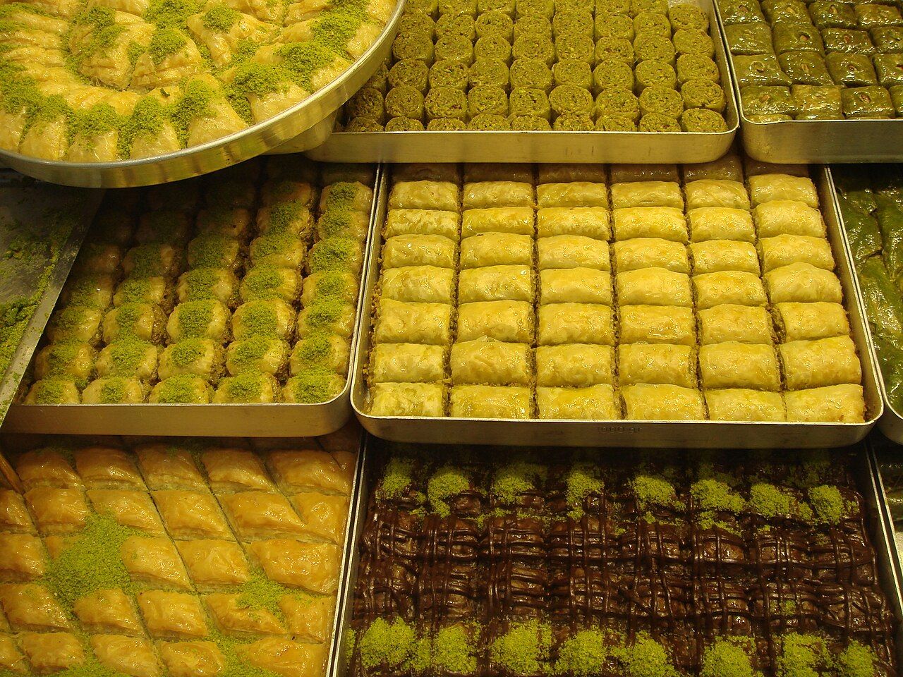 Fıstıklı baklava tepsileri